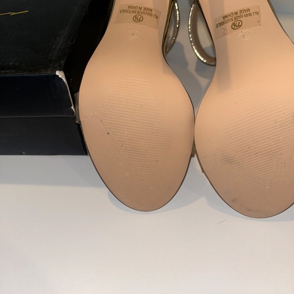 Olivia Ferragamo Gold Patent Heels - Picture 4 of 5